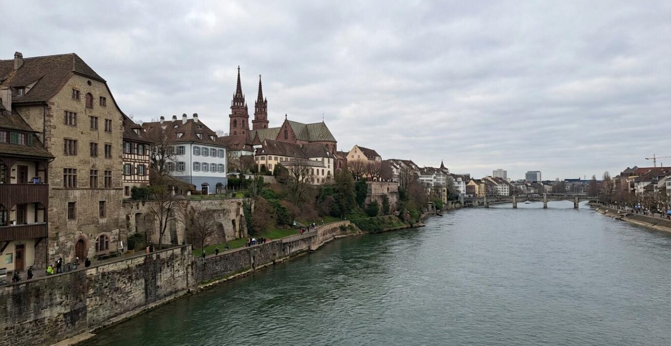 Panoramablick auf Basler Altstadt mit Rhein und Münster – Immobilienmarkt Basel 2026